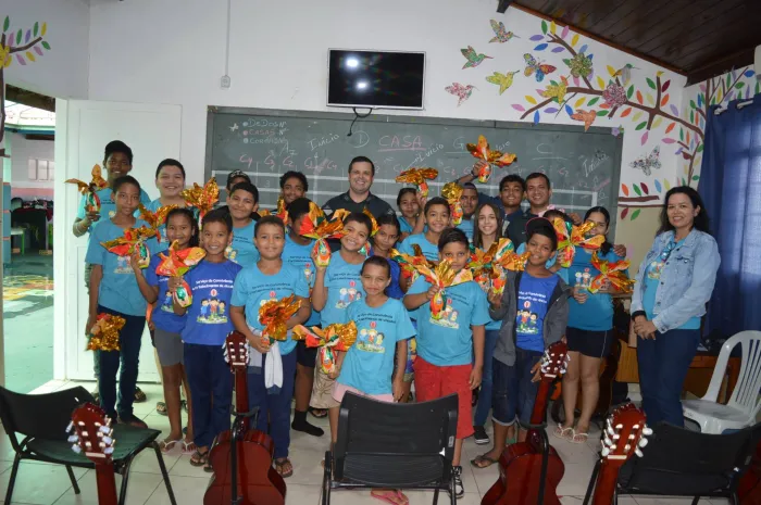 Polícia Militar em parceria com a Cacau Show distribuem ovos de Páscoa para crianças do Espaço do Saber em Coxim
