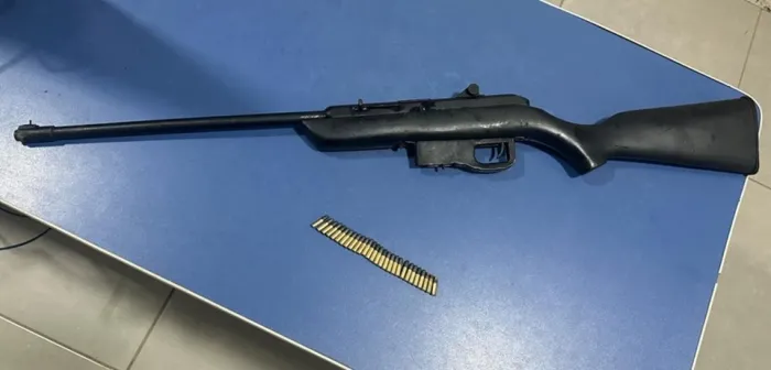 Policiais militares detém duas pessoas e apreendem duas armas de fogo em São Mateus