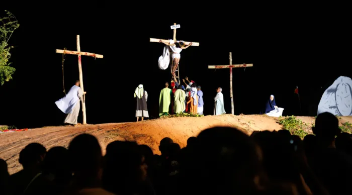 Fim de semana de feriado traz encenação da Paixão de Cristo e diversas atrações na Vila da Páscoa