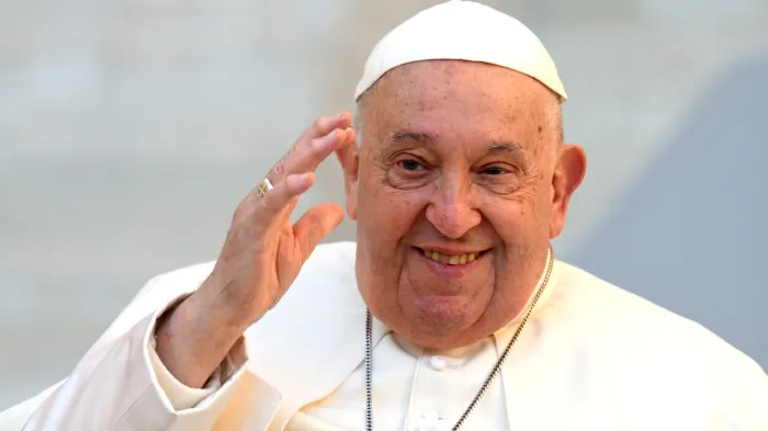 Prefeito Cícero Lucena manifesta profundo pesar pela morte do Papa Francisco