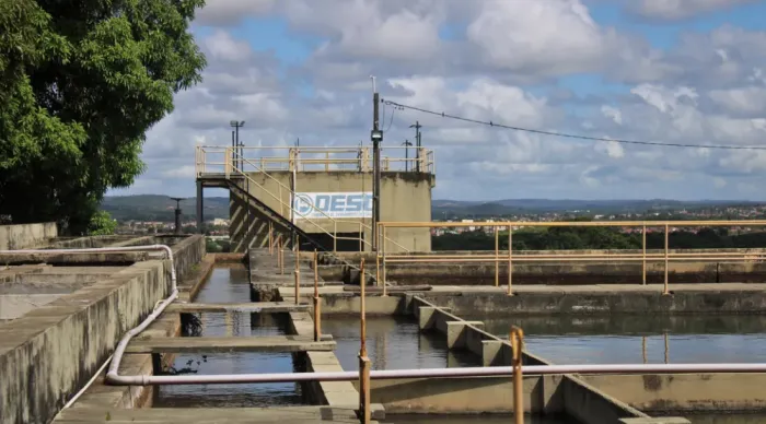 Deso utiliza recursos químicos para remover impurezas e fornecer água potável de qualidade à população