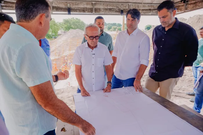 Cícero Lucena e Leo Bezerra inspecionam obra de drenagem no Esplanada