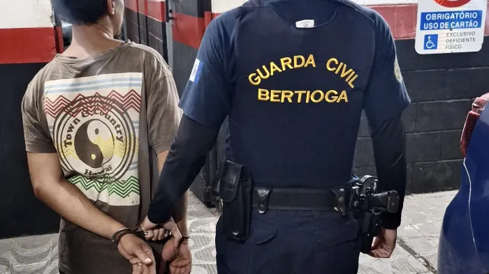 Guarda prende homem em situação de rua por furto de celular