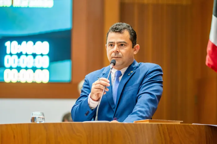 Deputado Eric Costa enumerou problemas na Avenida Pedro Neiva de Santana, em Barra do Corda