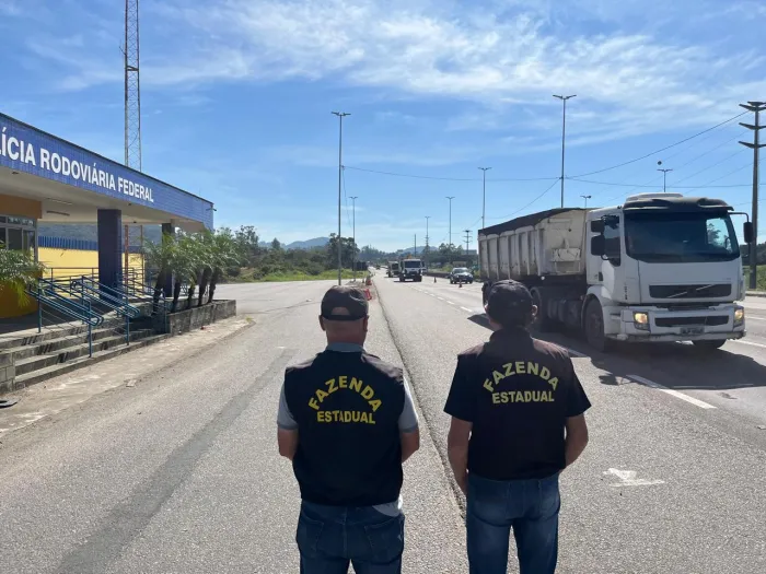 Fazenda flagra R$ 1,2 milhão em mercadorias transportadas irregularmente durante operação no Sul do estado