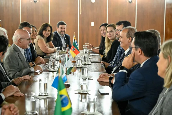 Jorginho Mello reforça integração regional em almoço na Embaixada do Uruguai