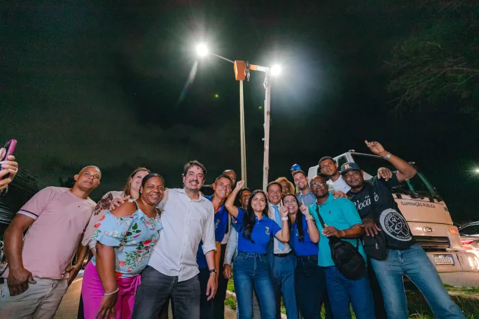 Programa Banho de Luz chega à Estrada do Coco e garante uma via mais iluminada e mais segura