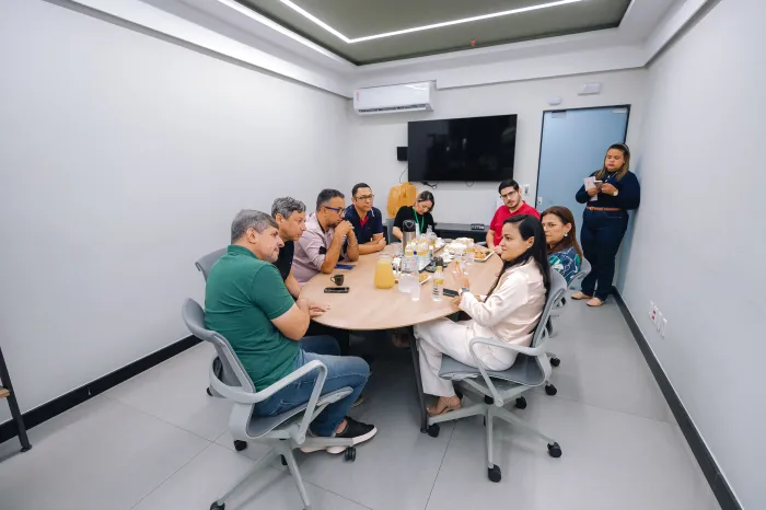 Prefeita Débora Regis realiza visita de cortesia ao Total Atacado