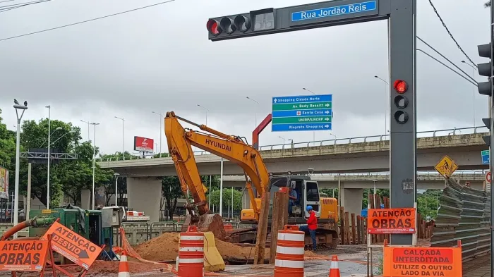 Interdição modifica acesso à avenida Philadelpho Gouveia Neto