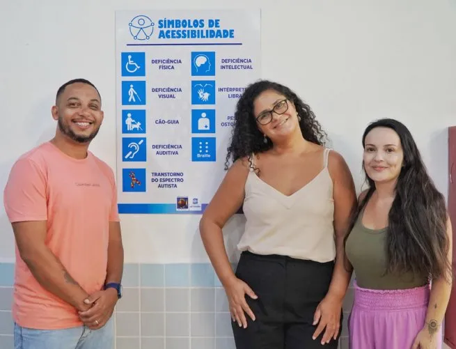 Escolas de São Sebastião recebem placas com simbologia das deficiências