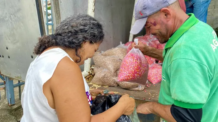 Governo da Paraíba distribui sementes durante Festa do Produtor Rural em Alagoa Nova