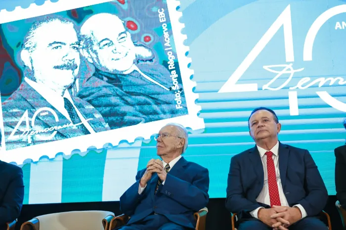 - Governador Brandão ao lado do ex-presidente Sarney durante o lançamento do selo (Foto: Gilson Teixeira)