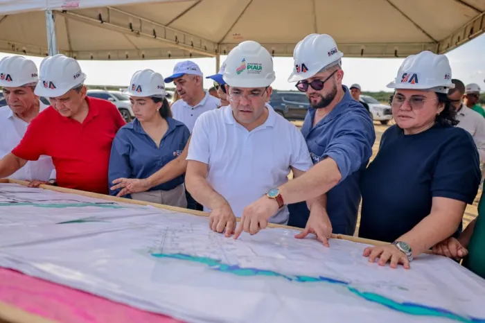 Rafael Fonteles inaugura pavimentação de ruas, entrega a reforma de escola e vista obras de Parque Empresarial em Piripiri