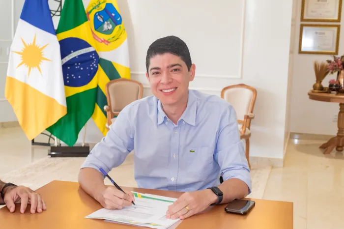 Prefeito Celso Morais assina ordem de serviço para iluminação do Estádio Antônio Damião