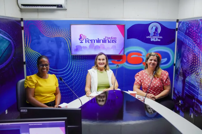 Fabiana Barbosa e Cíntia Agostino no estúdio com a jornalista Josélia Fonseca