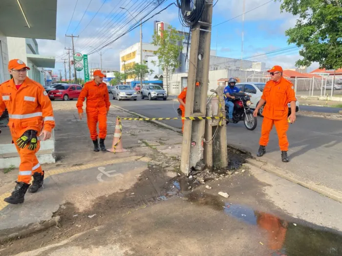 Utilidade Pública: Bombeiros isolam área após queda de poste na avenida Miguel Rosa