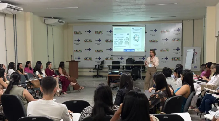 Profissionais da saúde se reúnem para discutir segurança do paciente e controle de infecções