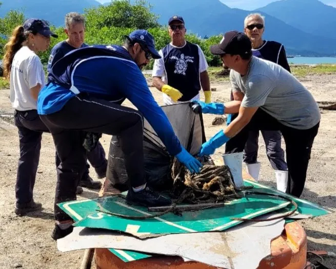 Prefeitura realiza mutirão de limpeza no Mangue do Colhereiro