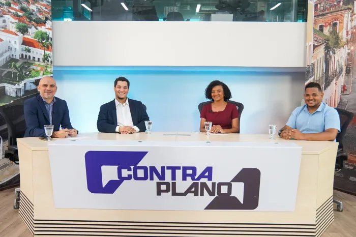 João Moreno, Janaína Teles e André Sterfanno com o jornalista João Carvalho, no programa ‘Contraplano’