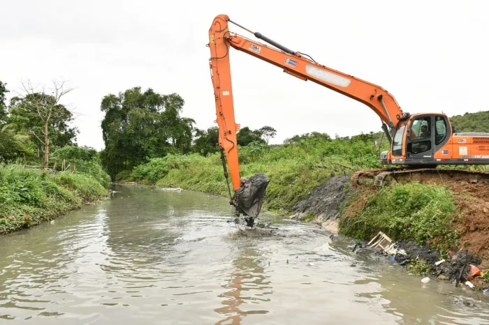Prefeitura de Nova Iguaçu realiza limpeza periódica de rios e valões para evitar transbordamentos