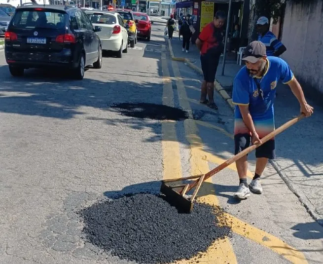 Prefeitura de São Sebastião realiza operação tapa-buraco no Centro do município