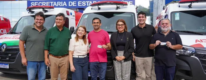 Iracema Vale com prefeitos Neném Pontes (Belágua), Wallas Rocha (São Benedito) e Jones Braga (Nina Rodrigues); deputada Claudia Coutinho e secretário Tiago Fernandes, na entrega das ambulâncias