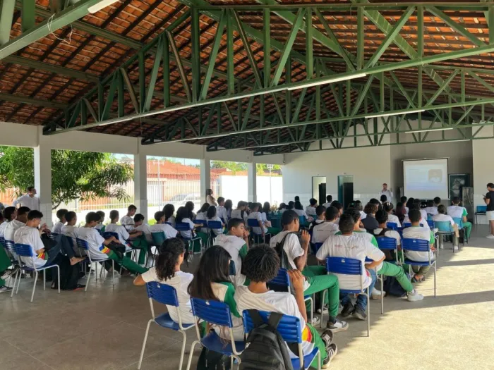 Palestra sobre inteligência emocional inspira jovens de escola estadual na zona leste de Teresina
