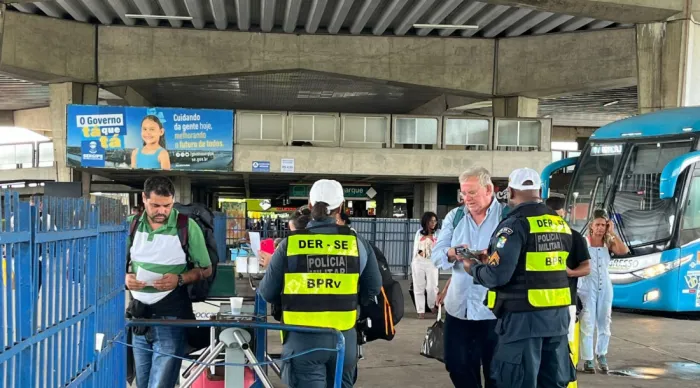Motoristas e passageiros aprovam ação de conscientização do DER e BPRV durante Maio Amarelo