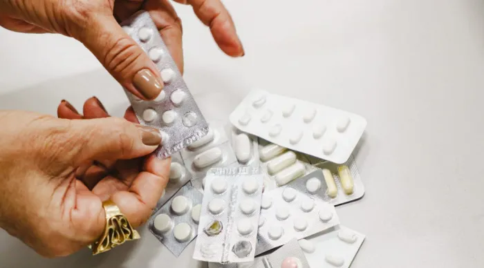 A prática pode trazer riscos, por isso é importante que a população busque orientação médica e farmacêutica antes de utilizar medicamentos por conta própria// Foto: Flávia Pacheco