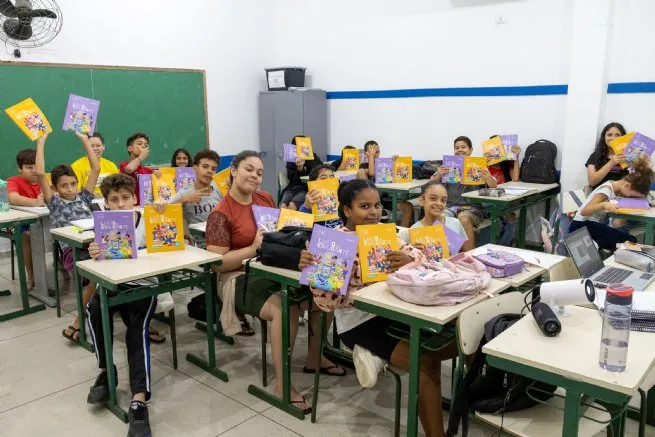 Educação de São Sebastião distribui mais de 27,5 mil livros didáticos para escolas municipais