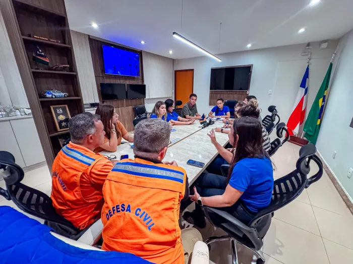 Débora Régis, prefeita de Lauro de Freitas, se reúne com equipe para definir ações de apoio às famílias afetadas pelas chuvas