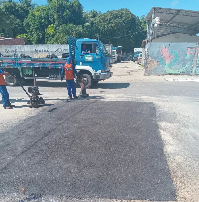 Moradores de 35 bairros são beneficiados com ações de manutenção da Seinfra nesta quarta-feira
