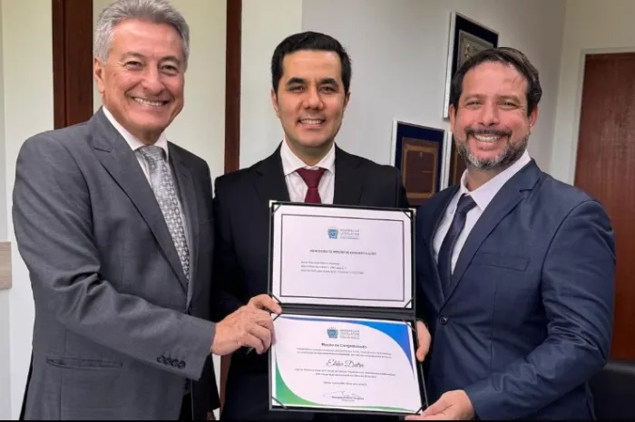 Hashioka entrega moção de congratulação ao Cartório do 5º Ofício Cidade Morena