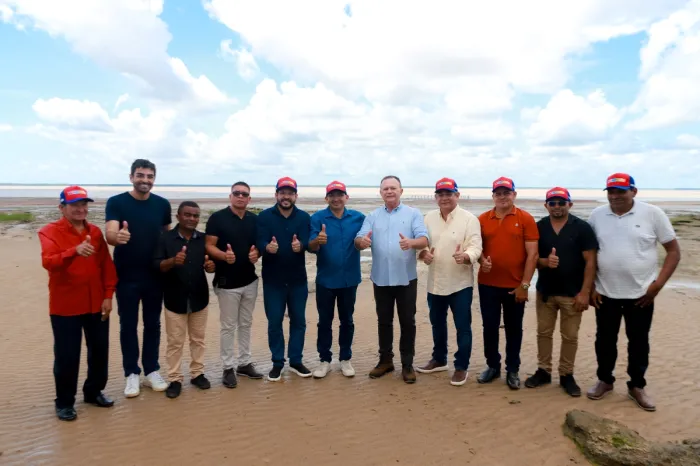 - Governador Carlos Brandão, autoridades e lideranças de Cajapió na Praia de Itapéua (Foto: Rodrigo Ribeiro)