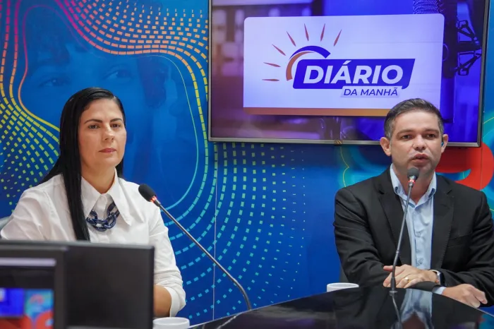 Jandira Dias, secretária de Estado da Educação, durante conversa com o jornalista Ronald Segundo