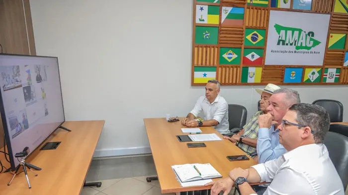 Prefeitos do Acre se reúnem para avançar em solução definitiva para resíduos sólidos, água e esgoto nos municípios