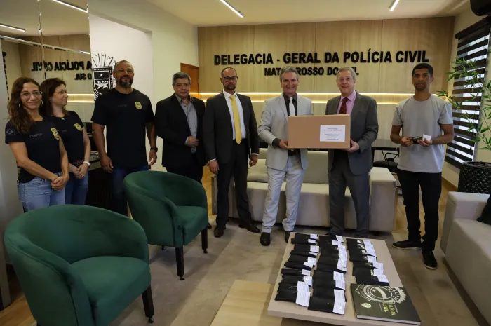 Polícia Civil recebe da Sejusp óculos que serão destinados aos policiais civis atendidos pela carreta da Saúde em Mundo Novo