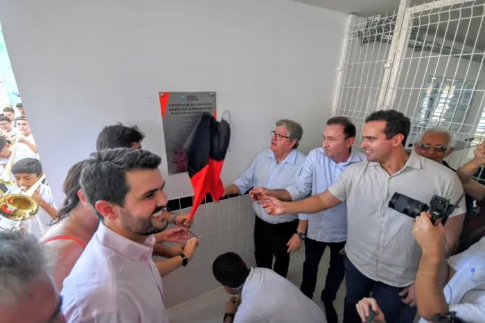 João Azevêdo entrega Centro de Formação de Professores e inspeciona obras de ampliação do Hospital Regional de Itaporanga