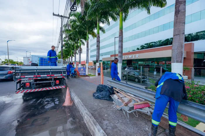 Prefeitura inicia instalação de abrigo de ponto de ônibus na Estrada do Coco