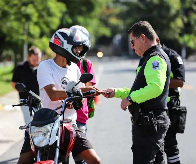 Motociclistas recebem orientações de segurança durante blitz educativa do Maio Amarelo em São Sebastião