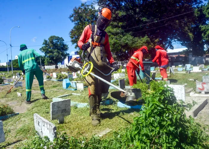 Emlur realiza serviços de roço e capinação nos cemitérios públicos para o Dia das Mães