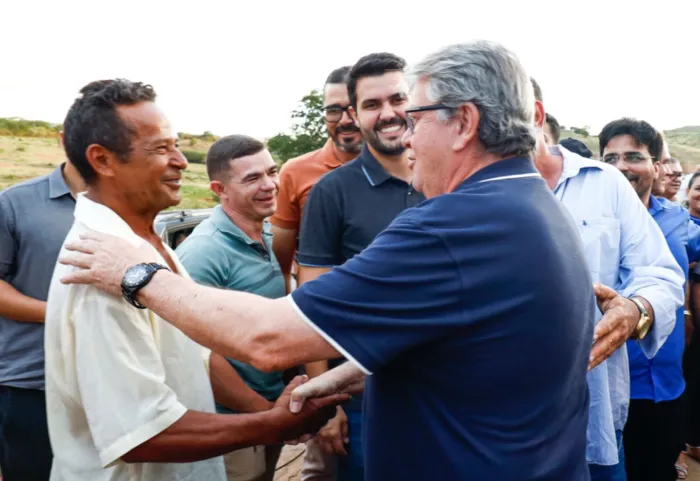 João Azevêdo inspeciona obra da PB-378 e destaca importância econômica da rodovia para Manaíra e região