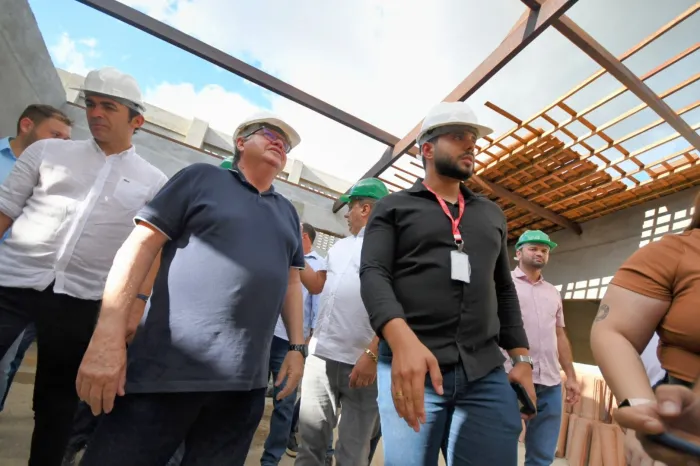 João Azevêdo inspeciona obras de travessia urbana e reforma e ampliação de escola em Princesa Isabel