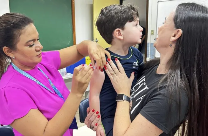 Mães destacam importância da vacina durante campanha de vacinação contra gripe no Detran-MS