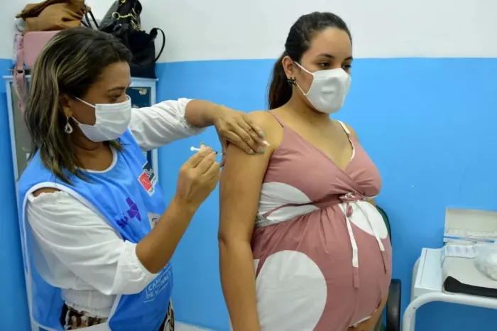 Profissionais de saúde alertam e explicam sobre a importância da vacinação materna