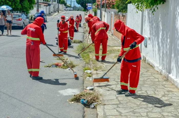 Dezenove bairros recebem serviços de roçagem e capinação da Emlur