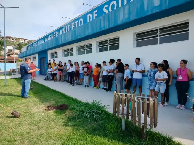 Prefeitura de São Sebastião realiza plantio de mudas nativas com os alunos da Apae