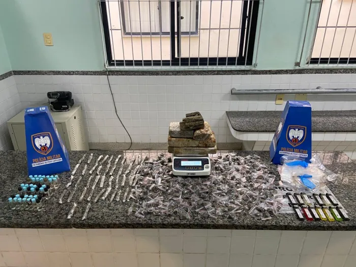 PM apreende drogas e arma de fogo e captura foragido neste fim de semana em Guarapari
