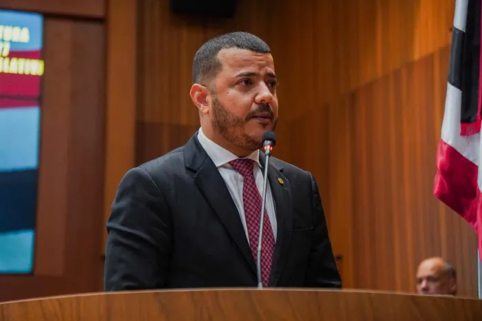 Deputado Pará Figueiredo durante discurso na tribuna da Assembleia na manhã desta terça-feira (13)