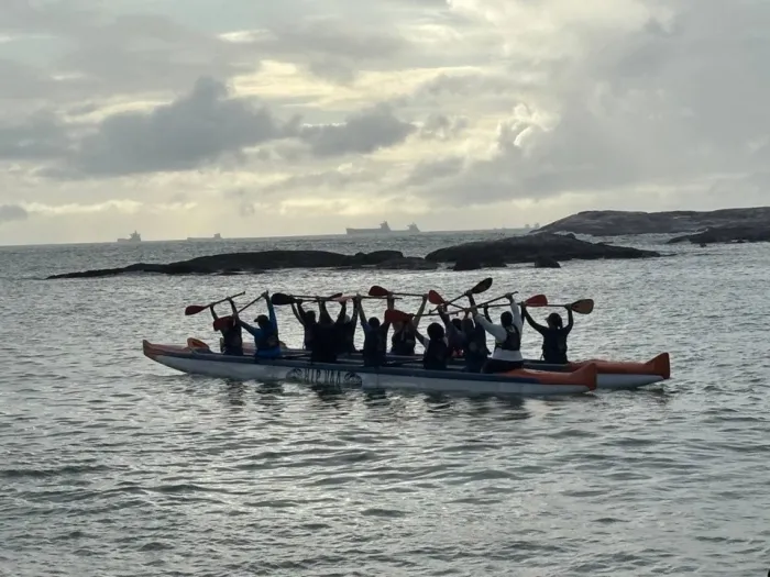 Idosas vivem experiência inédita com canoa havaiana em Vila Velha